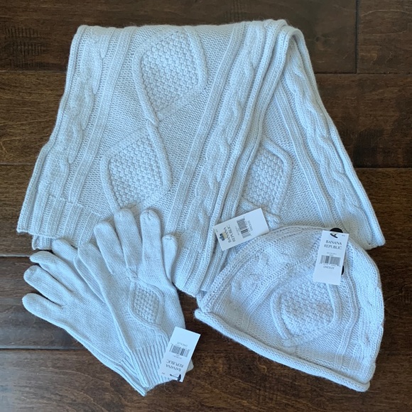 BANANA REPUBLIC Factory Light Blue Scarf, Gloves and Hat Set New With Tags - Picture 1 of 13